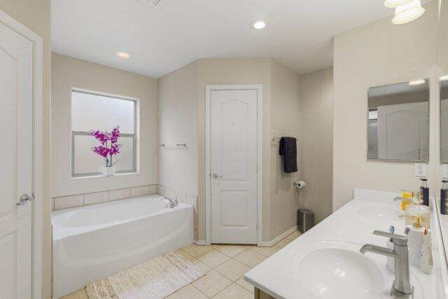 722 Boulder Ridge Road Payson, AZ 85541 - Photo 24 of 29 a bathroom with a tub sink and mirror