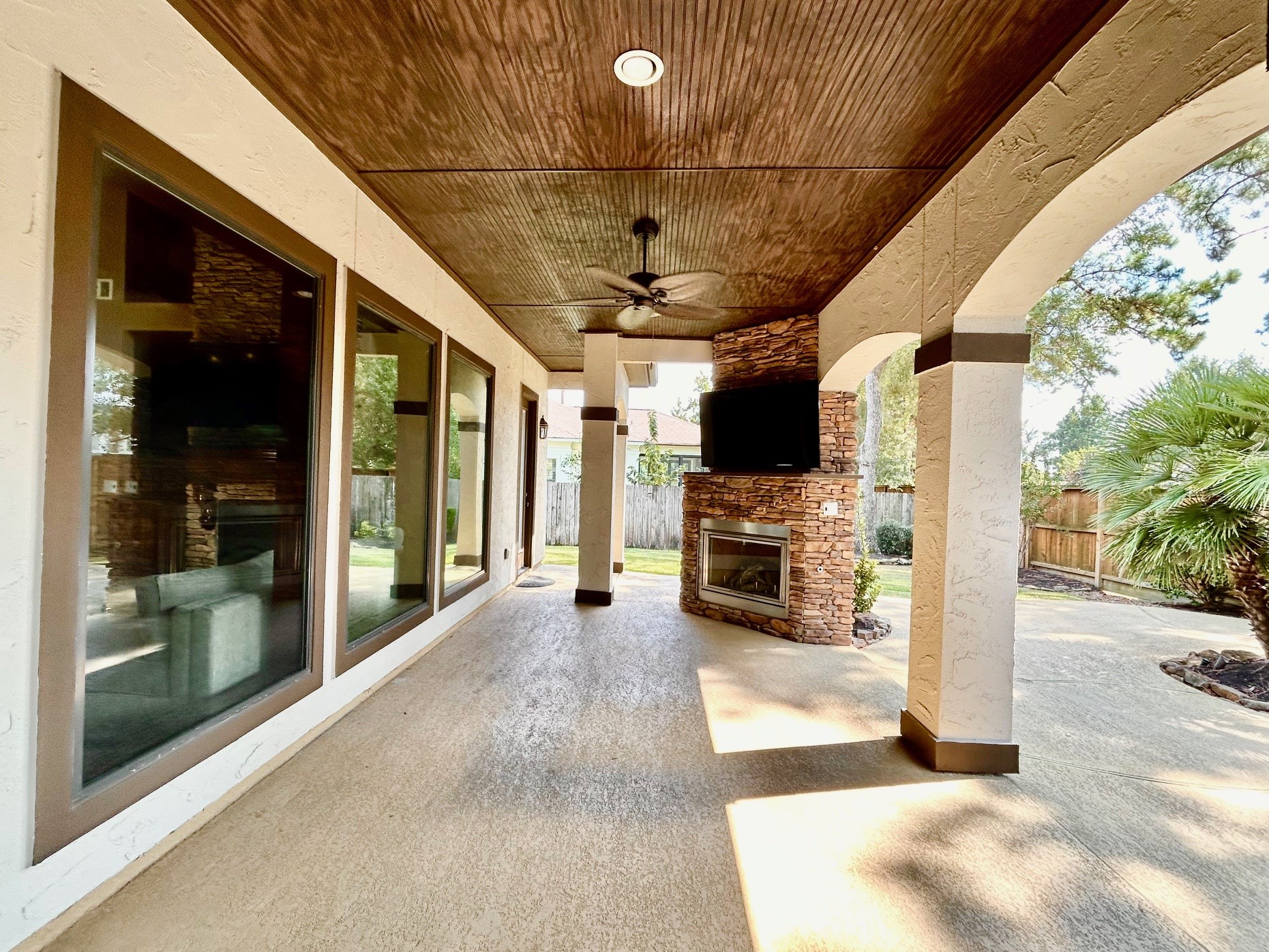 7511 Raes Creek Drive Spring, TX 77389 - Photo 24 of 41 a view of a hall with the flat screen tv