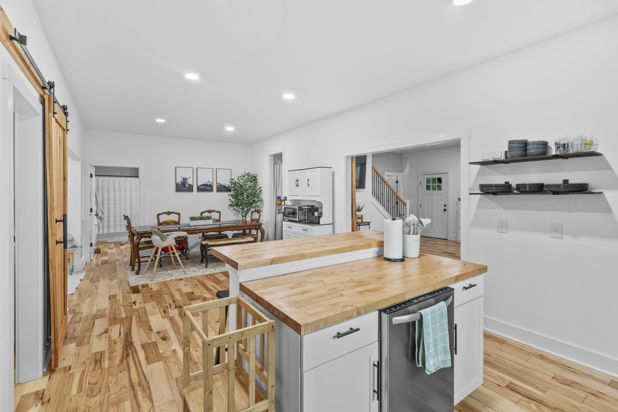 607 Old Columbia Road Unionville, TN 37180 - Photo 13 of 46 a view of a kitchen with dining table and chairs