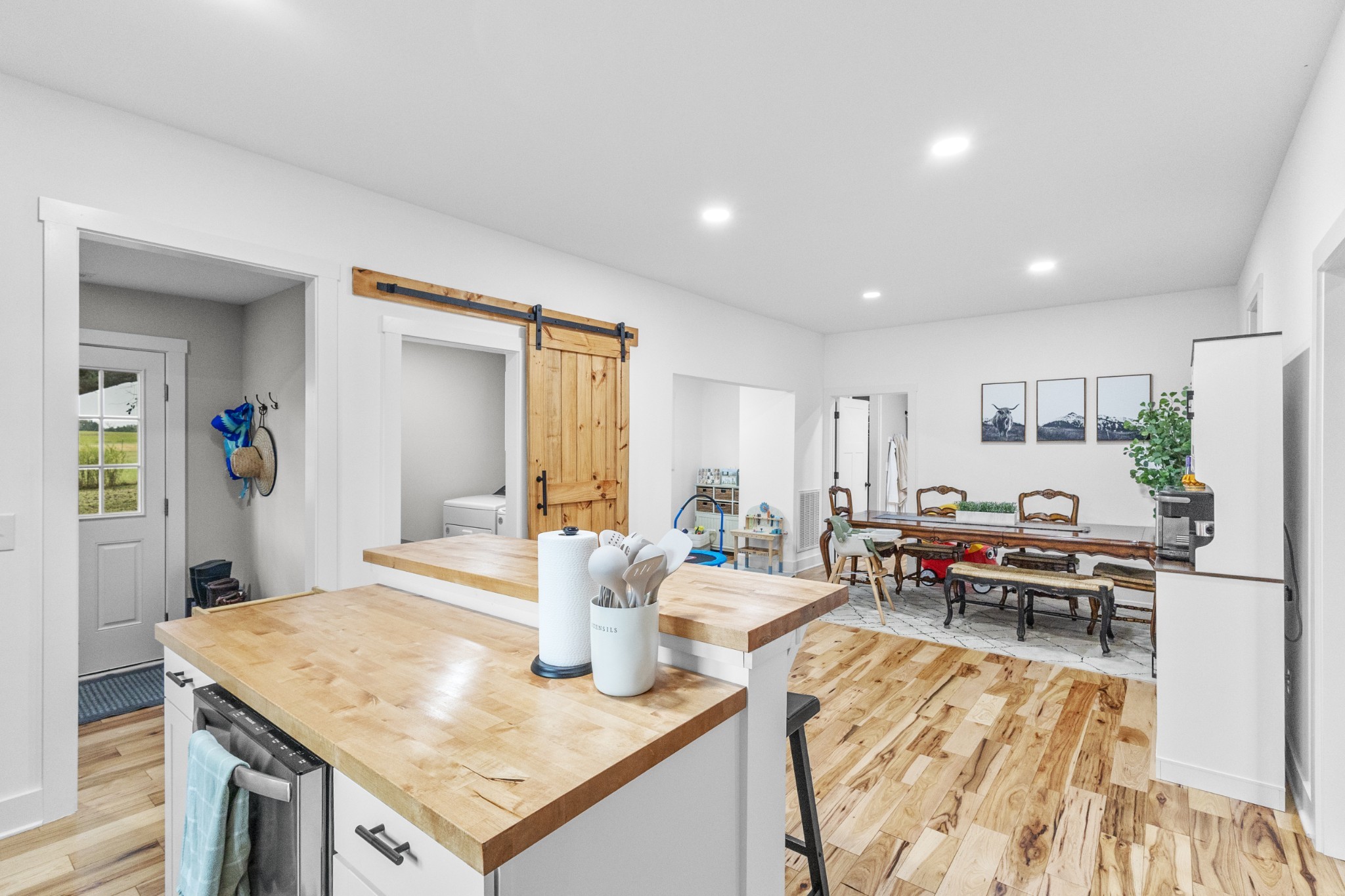 607 Old Columbia Road Unionville, TN 37180 - Photo 14 of 46 a living room with furniture and a table