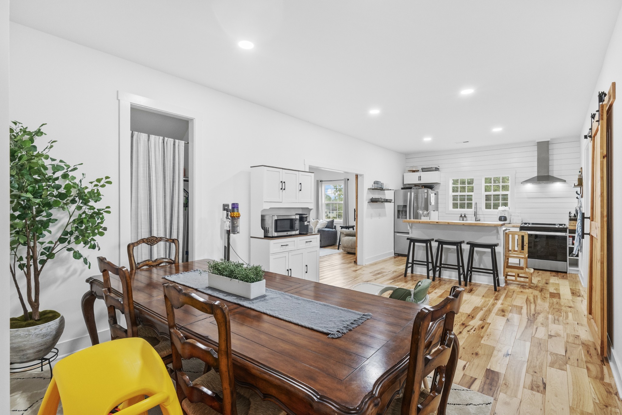 607 Old Columbia Road Unionville, TN 37180 - Photo 18 of 46 a view of a dining room with furniture and wooden floor