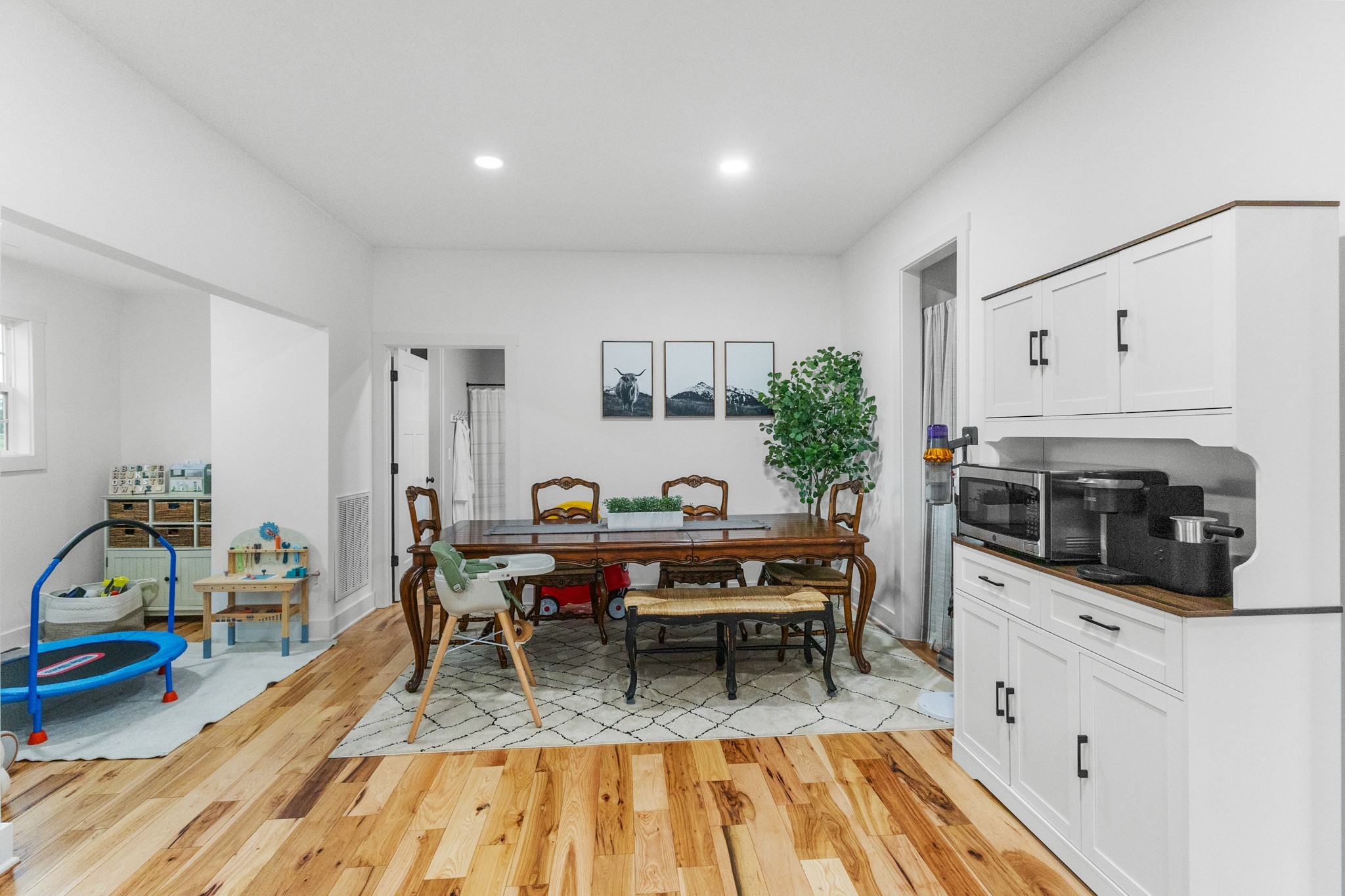 607 Old Columbia Road Unionville, TN 37180 - Photo 20 of 46 a view of a dining room with furniture and wooden floor