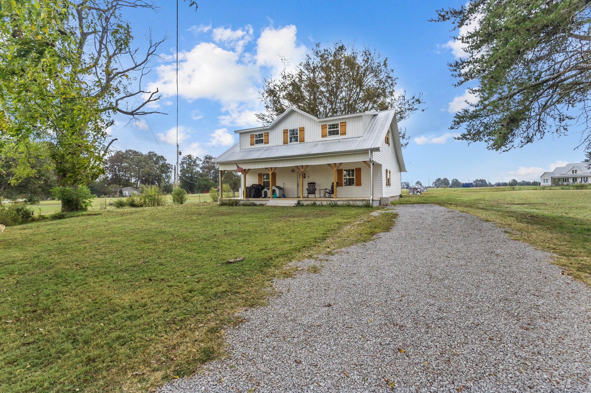 607 Old Columbia Road Unionville, TN 37180 - Photo 2 of 46 a house view with a garden space