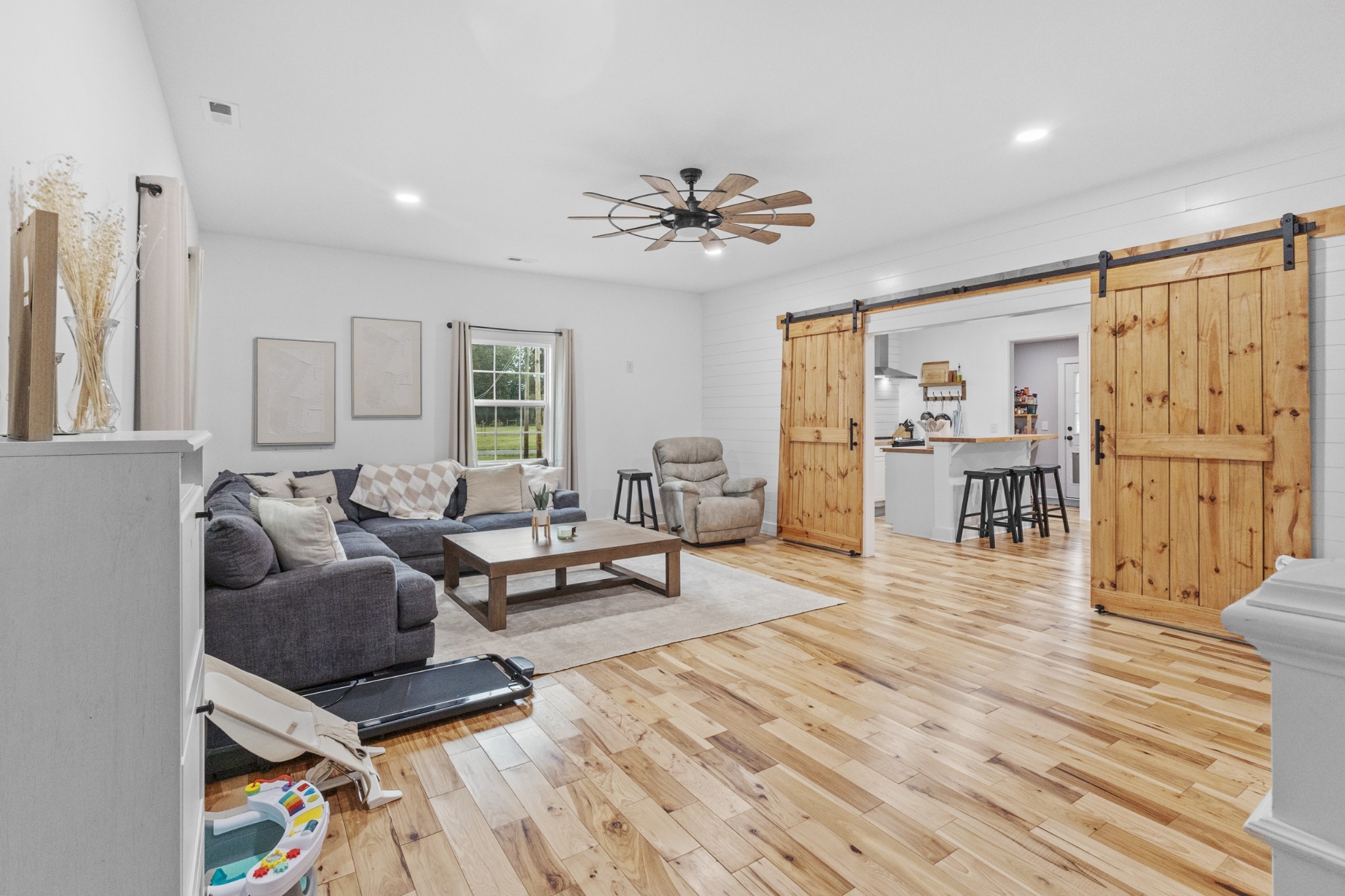 607 Old Columbia Road Unionville, TN 37180 - Photo 8 of 46 a living room with furniture and a wooden floor