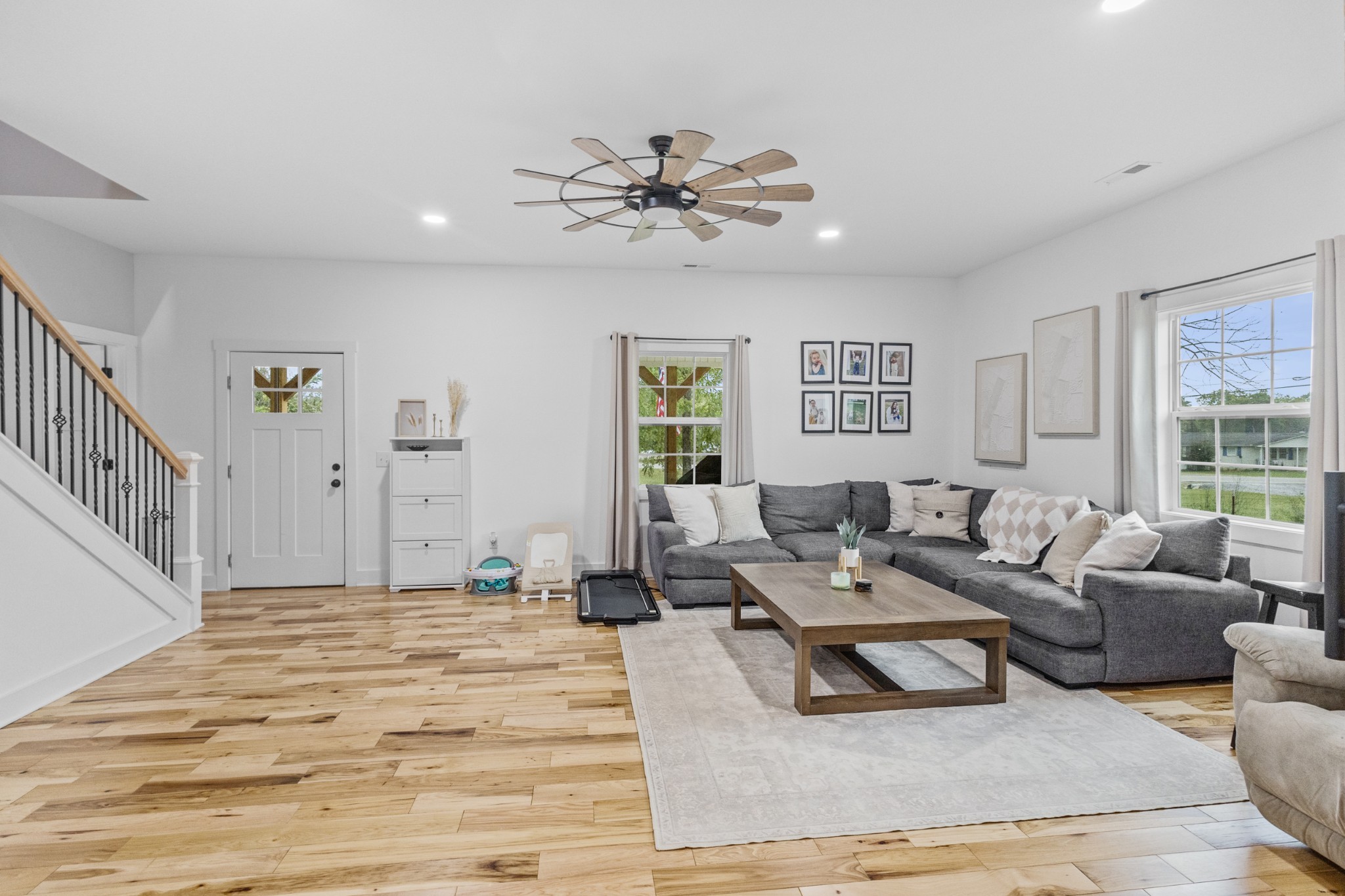 607 Old Columbia Road Unionville, TN 37180 - Photo 10 of 46 a living room with furniture and a chandelier