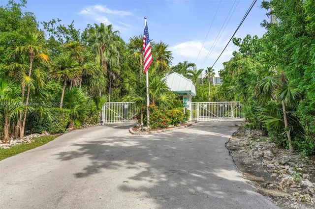 a view of a back yard