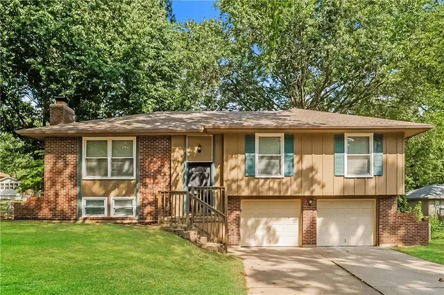$2,045 | 513 Northeast Grant Drive, Blue Springs, MO 64014