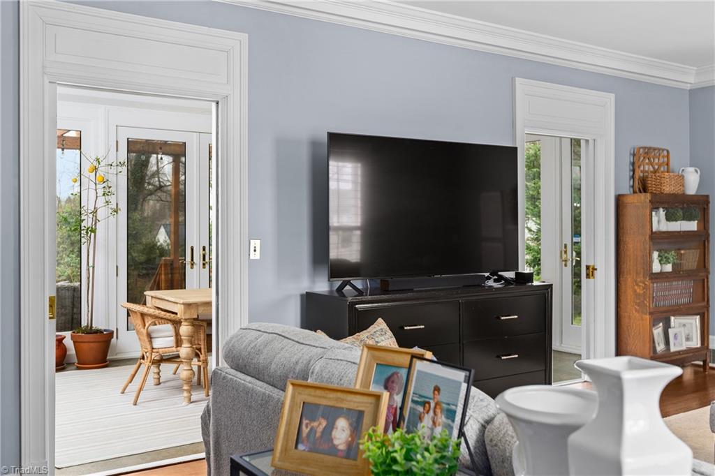417 Hillcrest Drive High Point, NC 27262 - Photo 19 of 50 Living Room