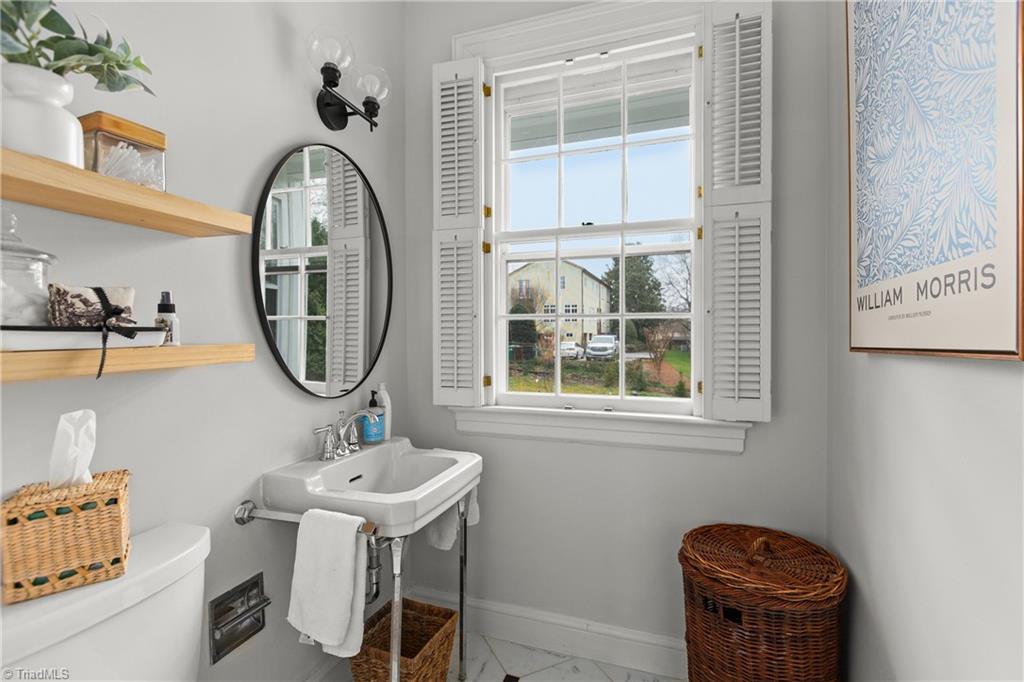 417 Hillcrest Drive High Point, NC 27262 - Photo 22 of 50 Powder Room