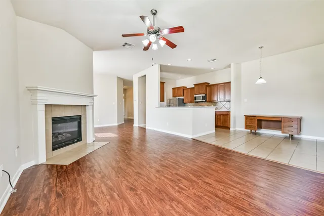 $2,400 | 7201 Valentine Lane, Pearland, TX 77584