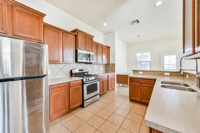 $2,400 | 7201 Valentine Lane, Pearland, TX 77584