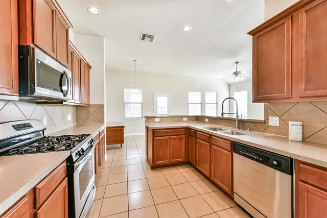 $2,400 | 7201 Valentine Lane, Pearland, TX 77584