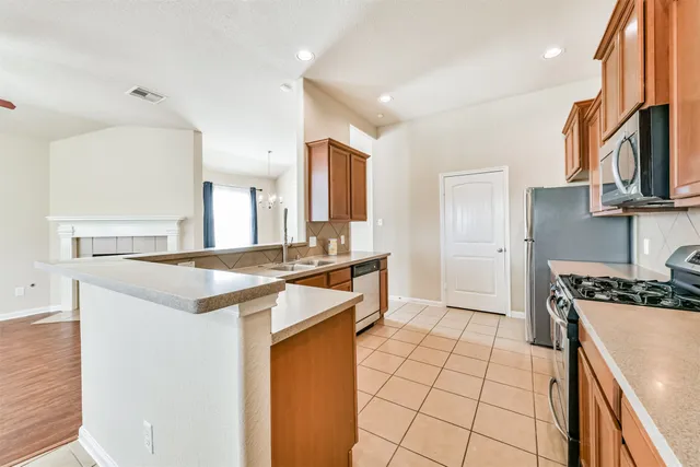 $2,400 | 7201 Valentine Lane, Pearland, TX 77584