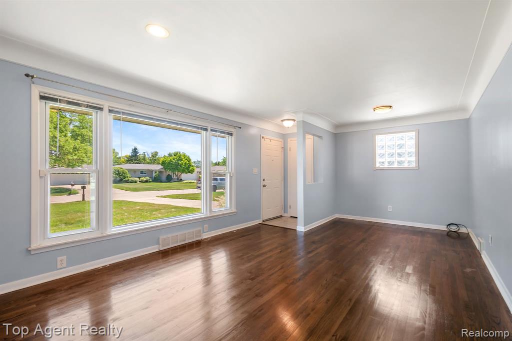 36365 Briarcliff Road Sterling Heights, MI 48312 - Photo 3 of 52