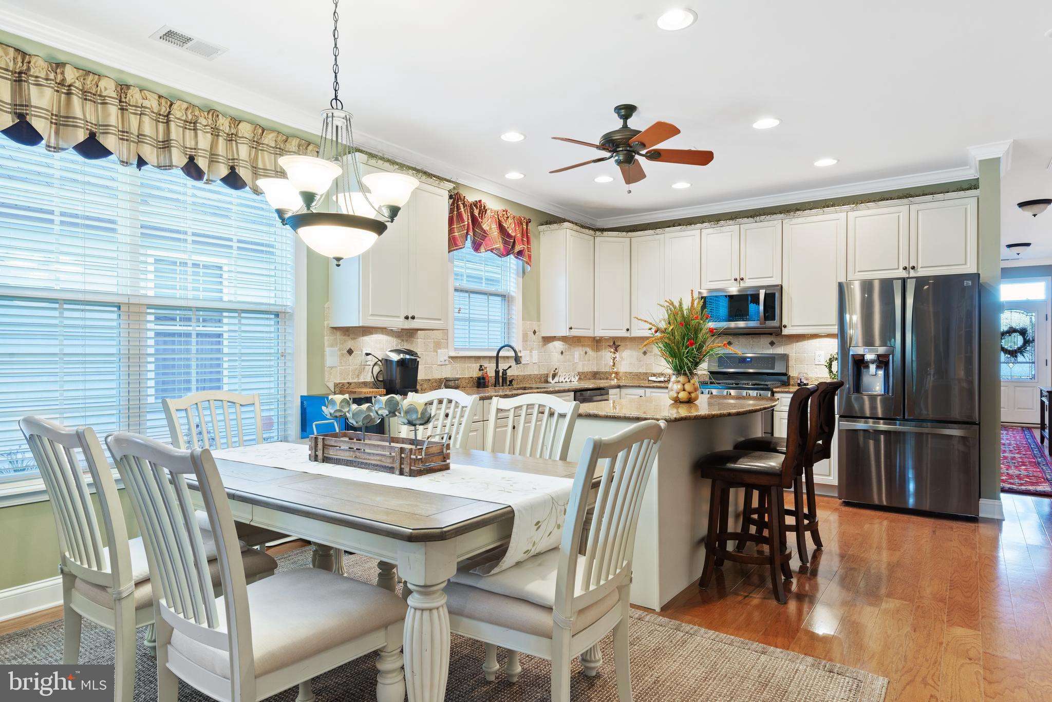 Gorgeous kitchen w/ hardwood floor/recessed lights