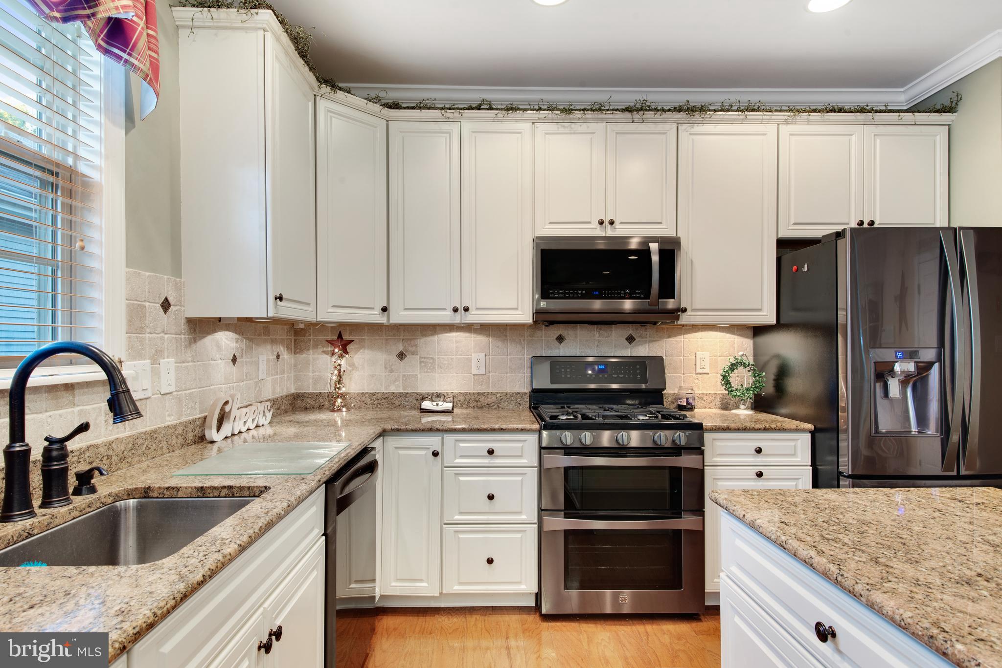 Soft close drawers, stainless steel appliances