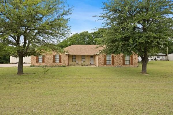 $360,000 | 607 Lark Lane, Oak Leaf, TX 75154