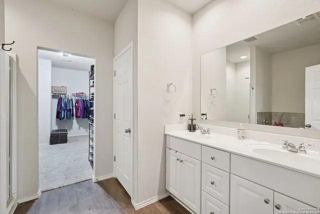 a en suite bathroom with double sink and a mirror