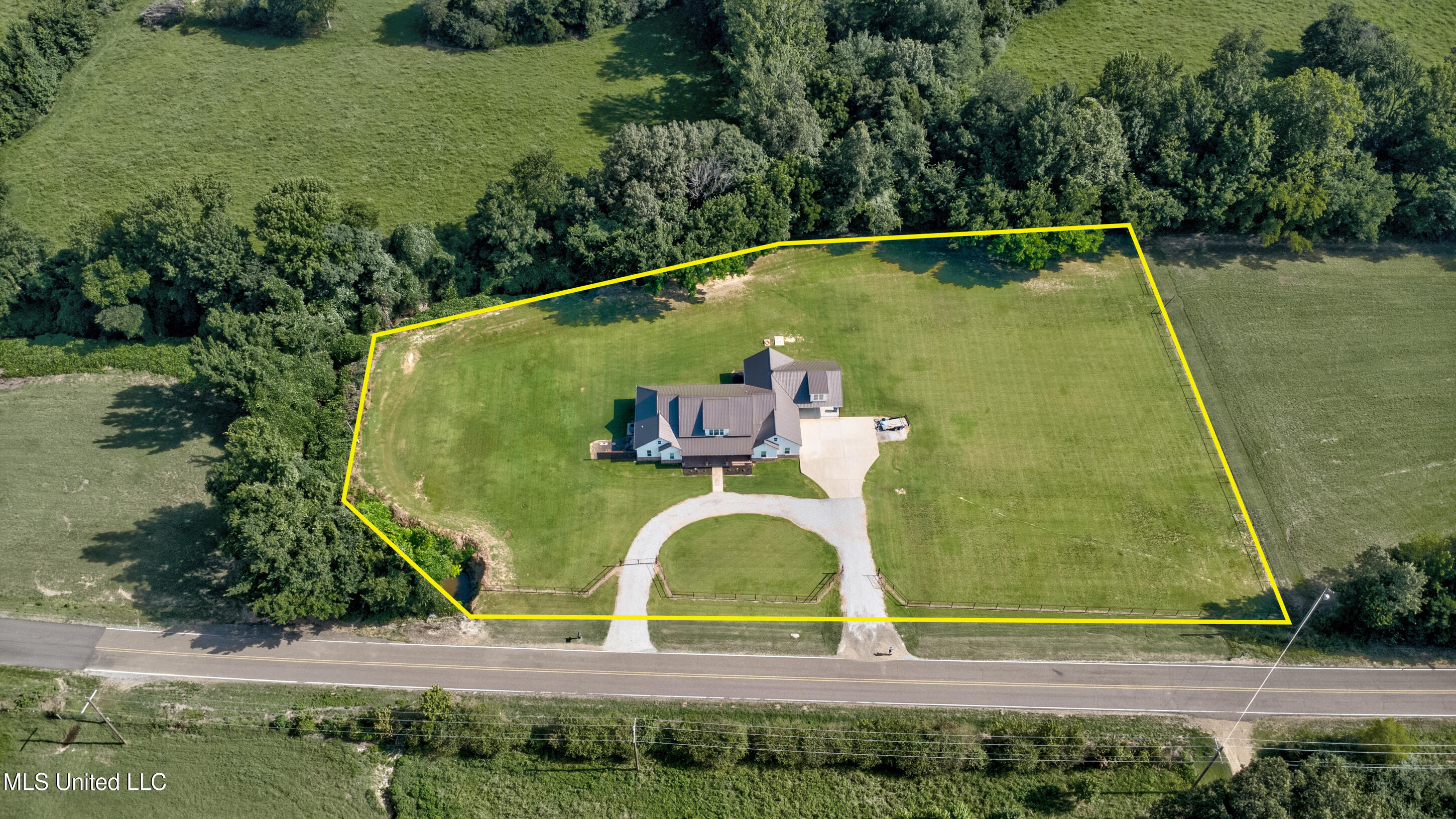 7100 County Line Road Coldwater, MS 38618 - Photo 3 of 36 32_drone-1