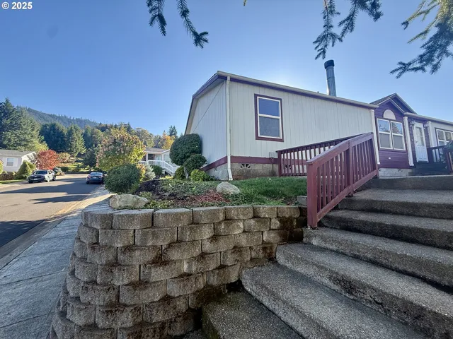 a view of a house with backyard and garden