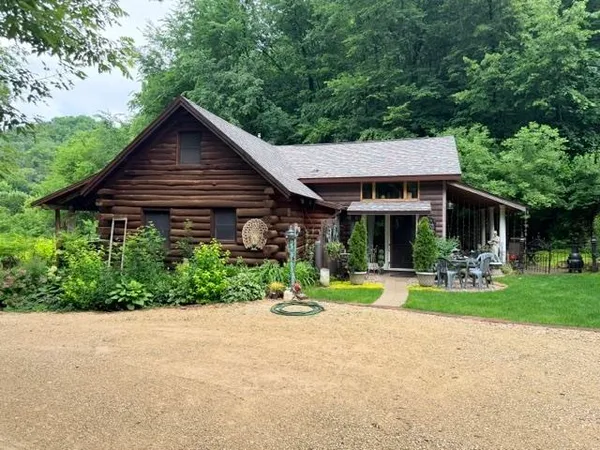 $590,000 | 35537 Log House Lane, Prairie du Chien, WI 53821