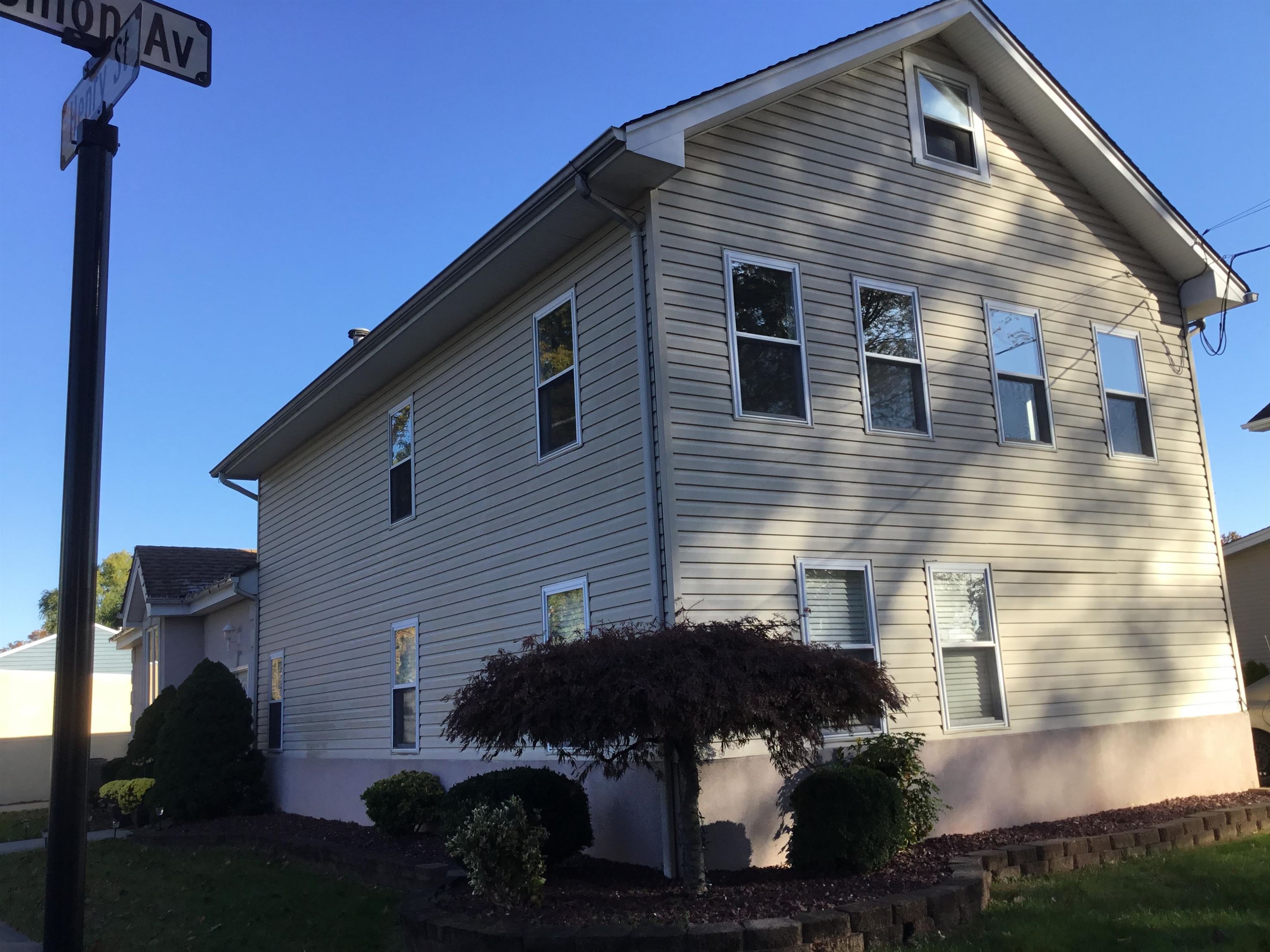 a view of a house with a yard