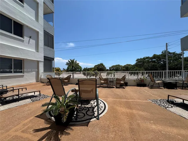 $154,950 | 1700 Pierce Street, Unit 702, Hollywood, FL 33020