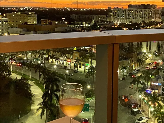 $154,950 | 1700 Pierce Street, Unit 702, Hollywood, FL 33020