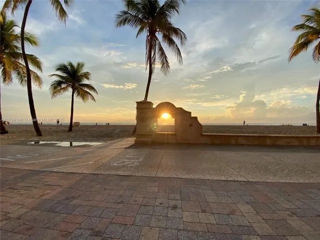 $154,950 | 1700 Pierce Street, Unit 702, Hollywood, FL 33020