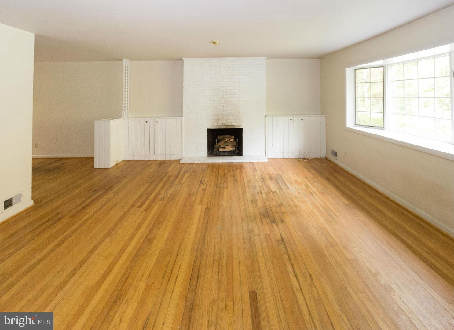1852 Circle Road Ruxton, MD 21204 - Photo 3 of 22 Living Room