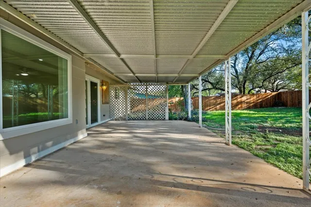 a view of a backyard