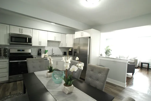 $1,800 | 2246 South 17th Avenue, Unit 2W, North Riverside, IL 60546