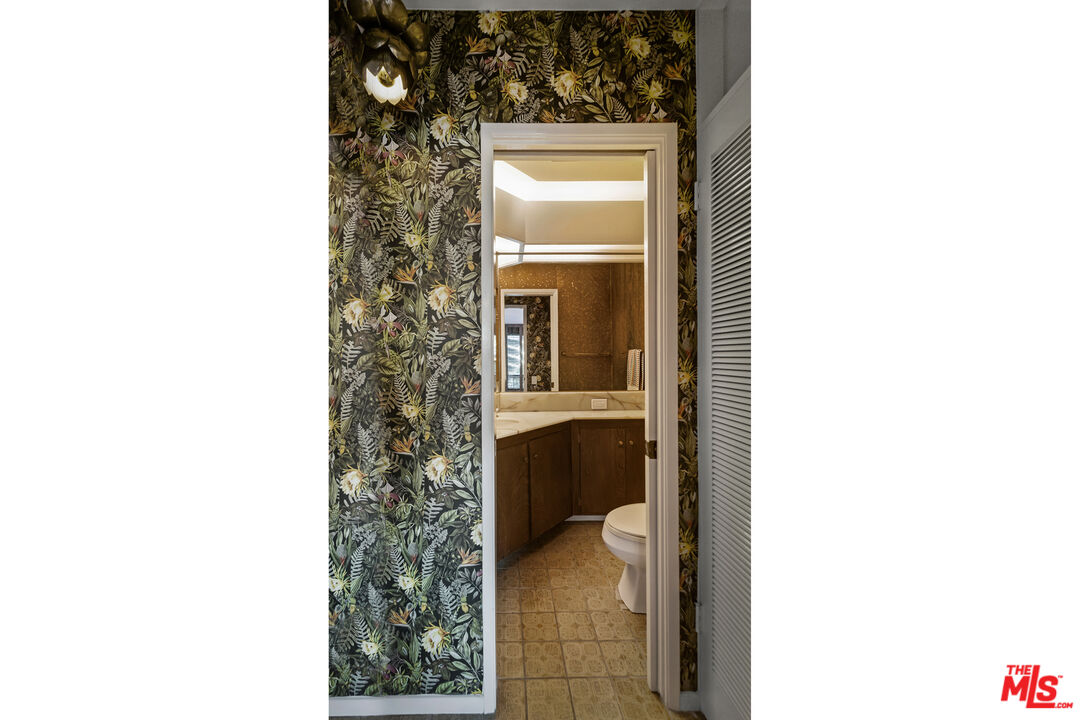 9440 Gallatin Road Downey, CA 90240 - Photo 20 of 55 a en suite bathroom with a sink