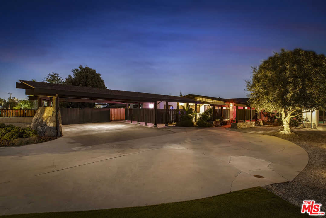 9440 Gallatin Road Downey, CA 90240 - Photo 4 of 55 a view of street with traffic signal lights