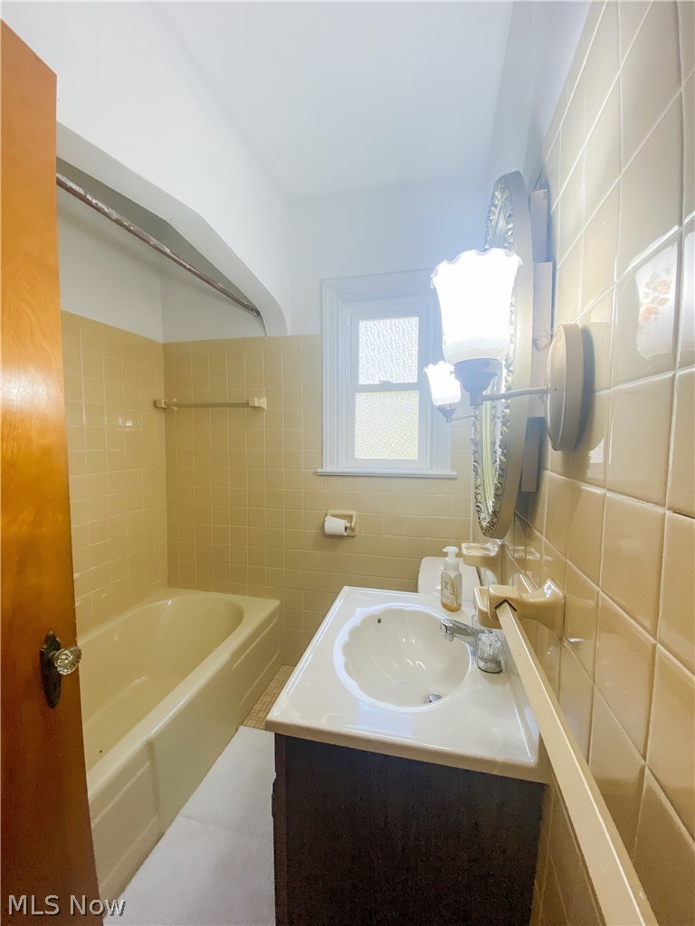 29147 Chardon Road Wickliffe, OH 44092 - Photo 8 of 31 Main floor full bath.