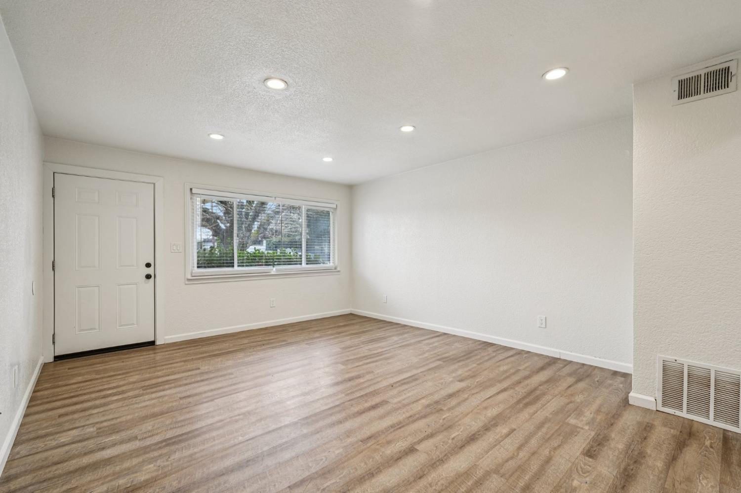 2753 Lerwick Road Sacramento, CA 95821 - Photo 2 of 32