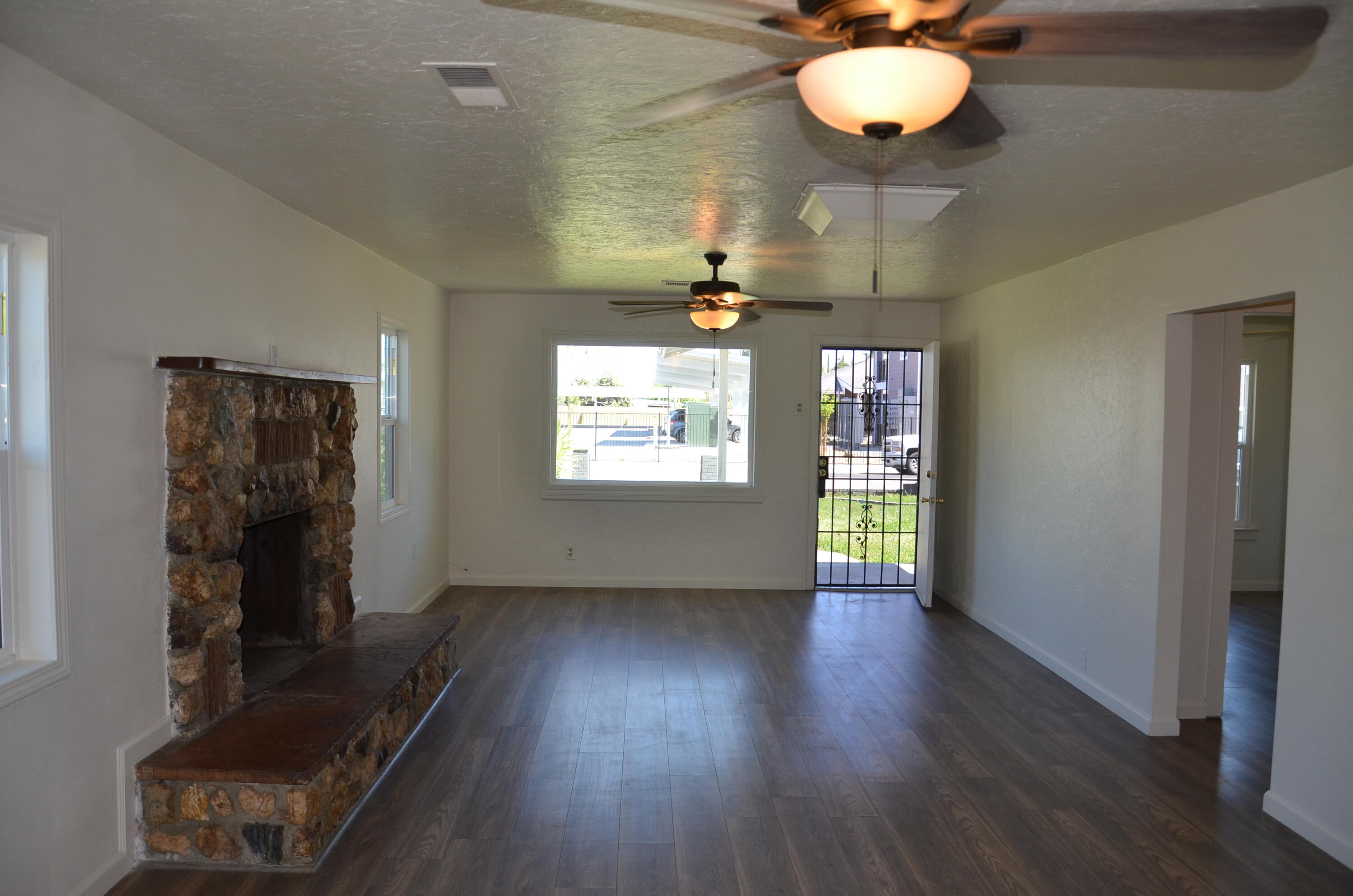 237 Smith Avenue Lemoore, CA 93245 - Photo 2 of 26 DSC_5004