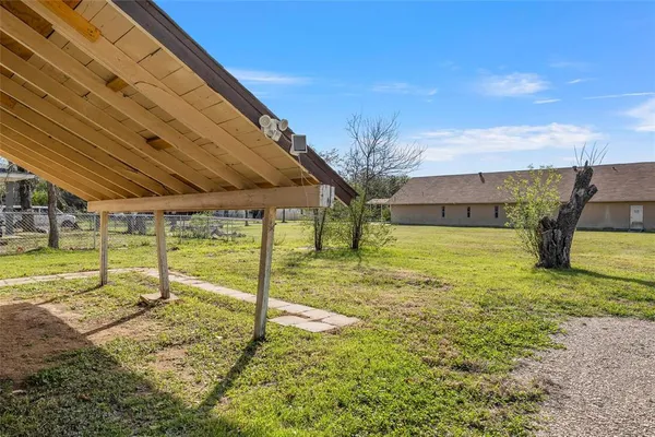 a view of a backyard