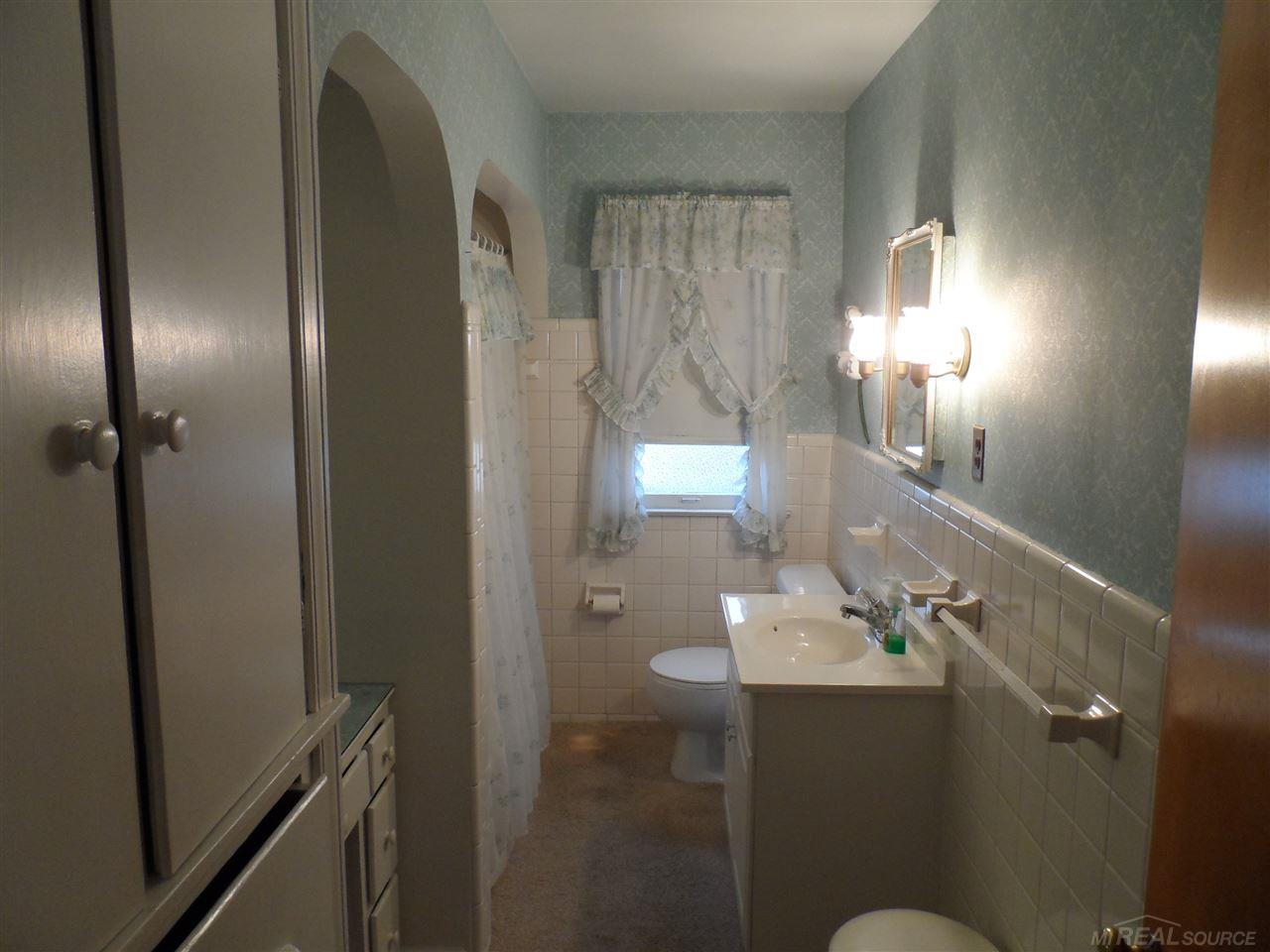 11236 Clinton River Road Sterling Heights, MI 48314 - Photo 6 of 12 31283131-5.JPG