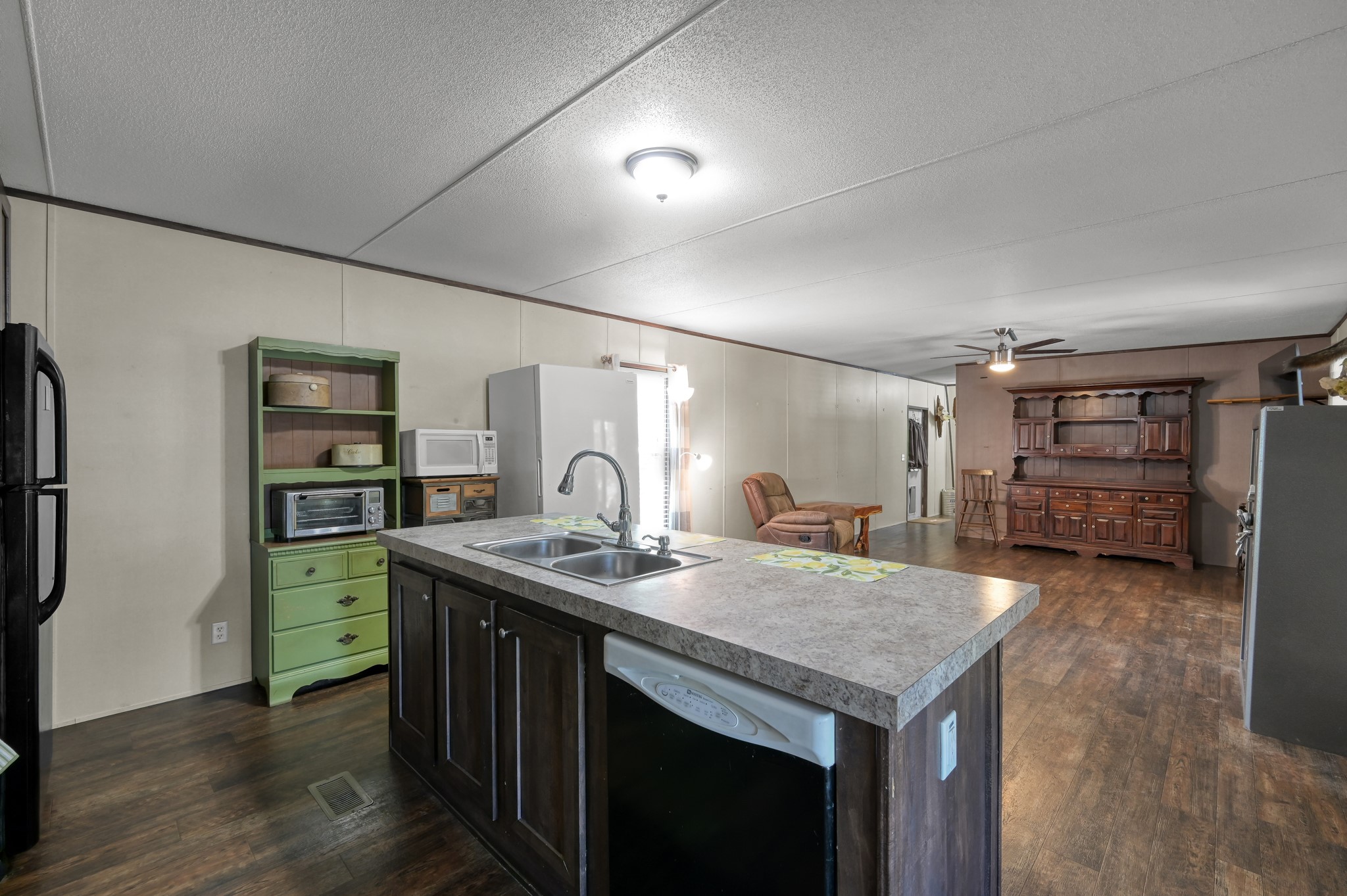 400 Raven Hill Road Oakhurst, TX 77359 - Photo 18 of 45 a kitchen with a stove a refrigerator and a stove with wooden floor
