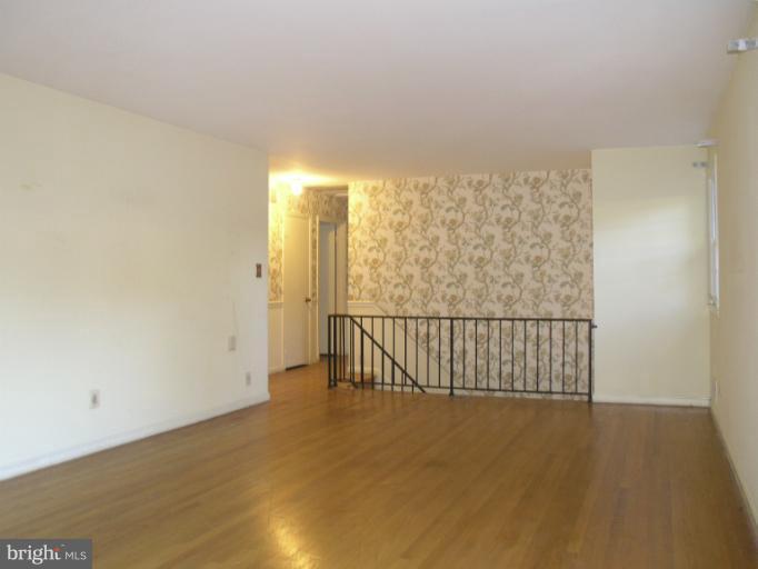 7103 Thrasher Road McLean, VA 22101 - Photo 10 of 23 Living Room