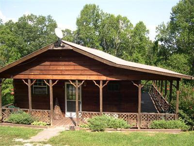 This lovely cabin sits on a 1.38 acre lo