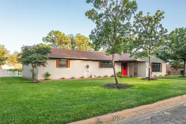 $275,000 | 2103 South High Street, Brady, TX 76825