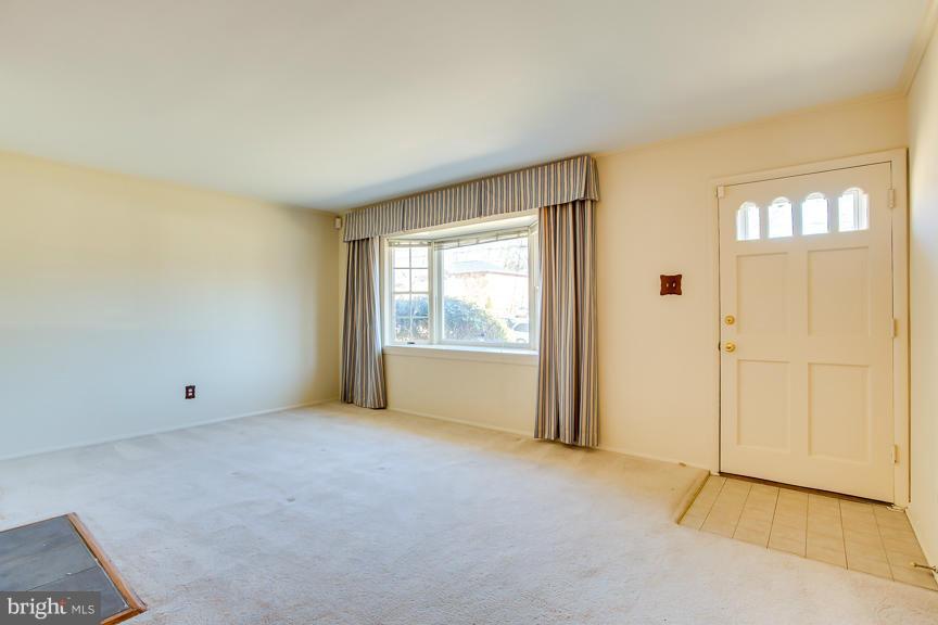 5511 Heming Avenue Springfield, VA 22151 - Photo 3 of 30 Living Room