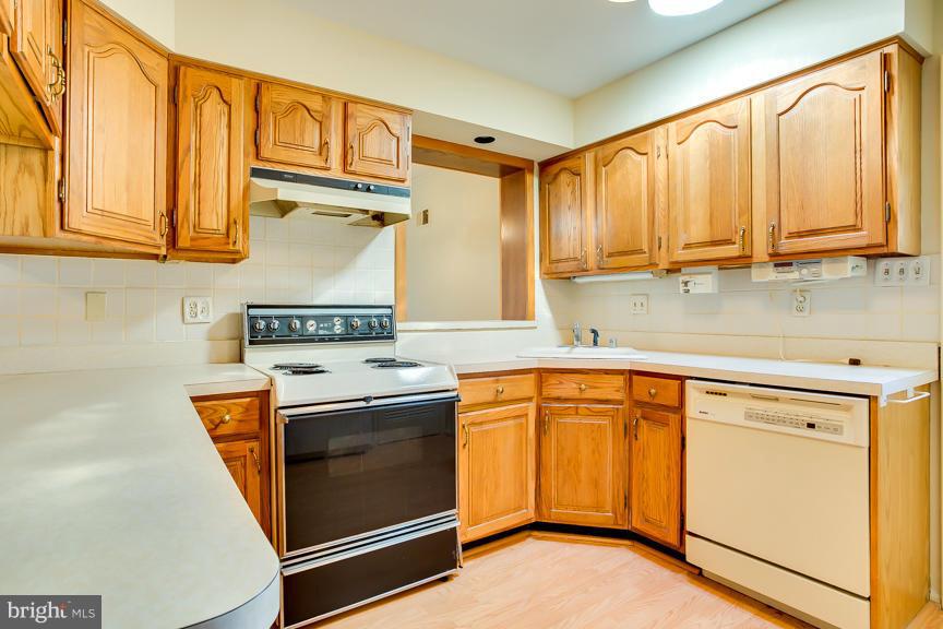 5511 Heming Avenue Springfield, VA 22151 - Photo 5 of 30 Kitchen
