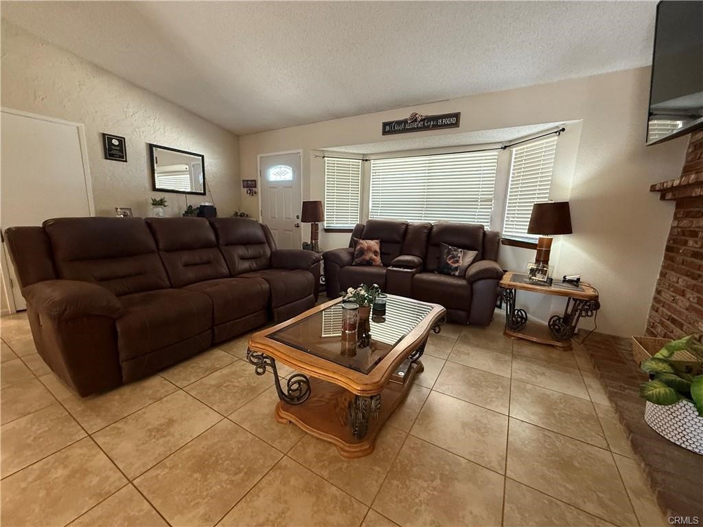 21275 Pocomoke Road Apple Valley, CA 92308 - Photo 16 of 40 a living room with furniture