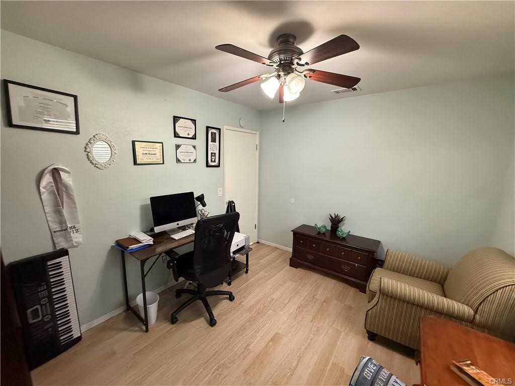 21275 Pocomoke Road Apple Valley, CA 92308 - Photo 22 of 40 a livingroom with workspace and a couch