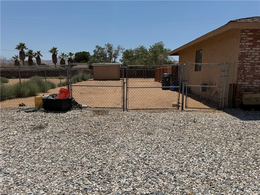 21275 Pocomoke Road Apple Valley, CA 92308 - Photo 3 of 40 a view of a terrace