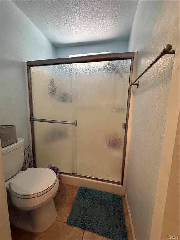 21275 Pocomoke Road Apple Valley, CA 92308 - Photo 31 of 40 a bathroom with a toilet and a shower