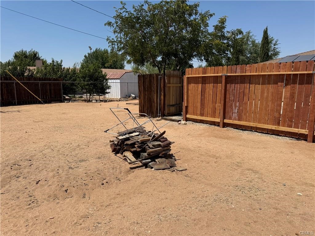 21275 Pocomoke Road Apple Valley, CA 92308 - Photo 38 of 40 a view of a backyard of the house